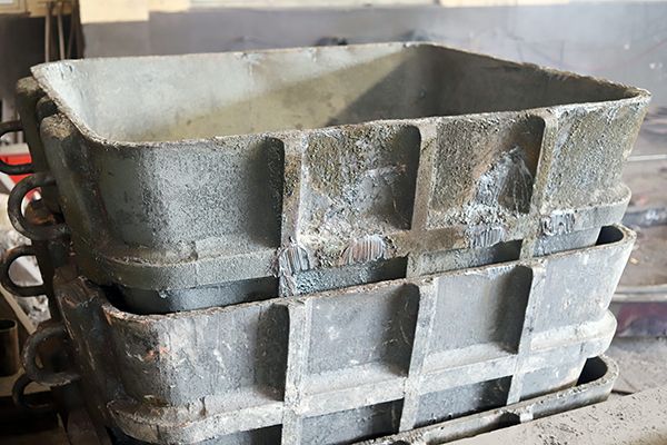 大型鑄鋼件廠家對(duì)渣盆生產(chǎn)和清理時(shí)都需要注意的事項(xiàng)是？